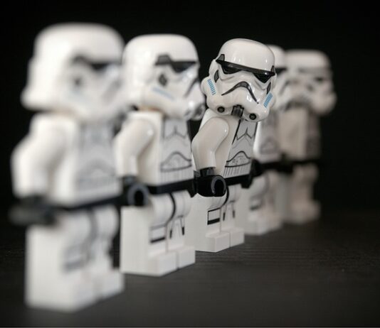 Czy policjant na emeryturze może nosić mundur?