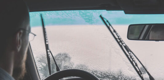 Jak dobrze zabezpieczyć samochód zimą podczas awarii na drodze podczas śnieżycy